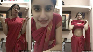 Adorable webcam model reveals her intimacy in a seductive saree