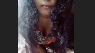 Indian beauty showcases her curvy figure in seductive video