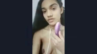 Indian beauty pleasures herself in steamy clip