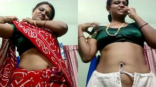Sensual performance by Indian auntie
