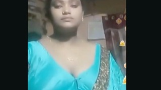 Indian housewives put on a hot show with anal stimulation