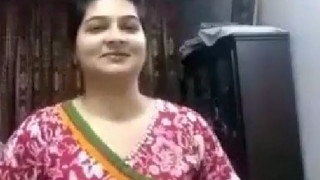 Adorable Pakistani bhabhi Samrin in a seductive video