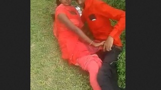 Indian lovers get passionate in outdoor rendezvous