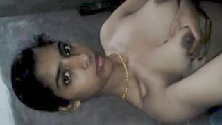 Desi beauty with big boobs puts on a seductive show on webcam