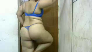 Aunty in thong performs sensual twerking