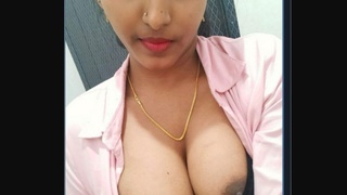 A seductive Tamil girlfriend misbehaves in front of the camera