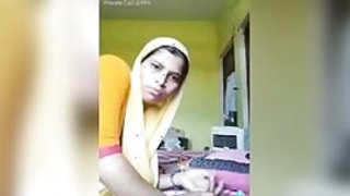 Desi MILF shares XXX video with all online lovers of Indian MMCs