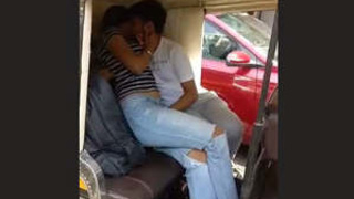 Aroused amateur duo enjoys themselves in a rickshaw