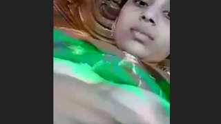 Dissatisfied Indian wife displays her self-pleasure techniques