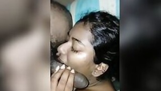 Tamil girl gives wet blowjob to her best friend as MMS pro