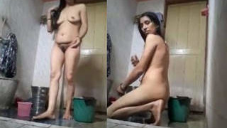 Indian bhabhi Priyarani takes sensual bath in video