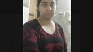 Unfulfilled Pakistani milf pleasuring herself