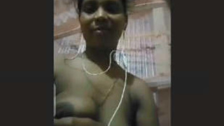 Indian woman records herself for a man's pleasure
