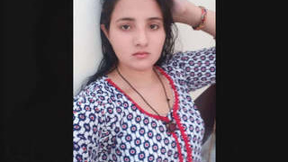 Stunning desi girl shows off her curves in a nude video