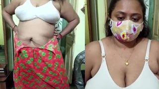 Experience Silkishamita's sensual live show: a nude spectacle