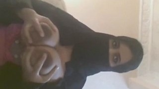 Sensual Pakistani beauty showcases her ample assets in captivating videos