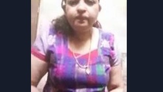 Indian seductive aunt reveals her dress