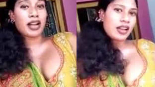 Aunty with deep cleavage from Andhra region shares her allure