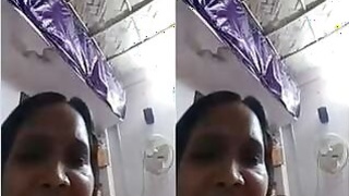 Desi Bhabhi Shows Her Pussy