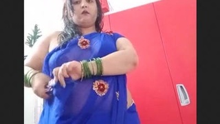 Desi bhabi flaunts her curves in a sexy saree